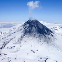 На Камчатке вулкан Ключевской выбросил пепел на высоту 7000 метров