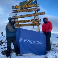 Мастер гостеприимства покорил Килиманджаро с флагом главного туристического конкурса страны
